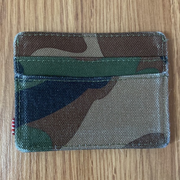❤️ Herschel Camo Wallet Card Holder - Picture 2 of 3